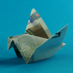 Origami Spatz aus einem Geldschein